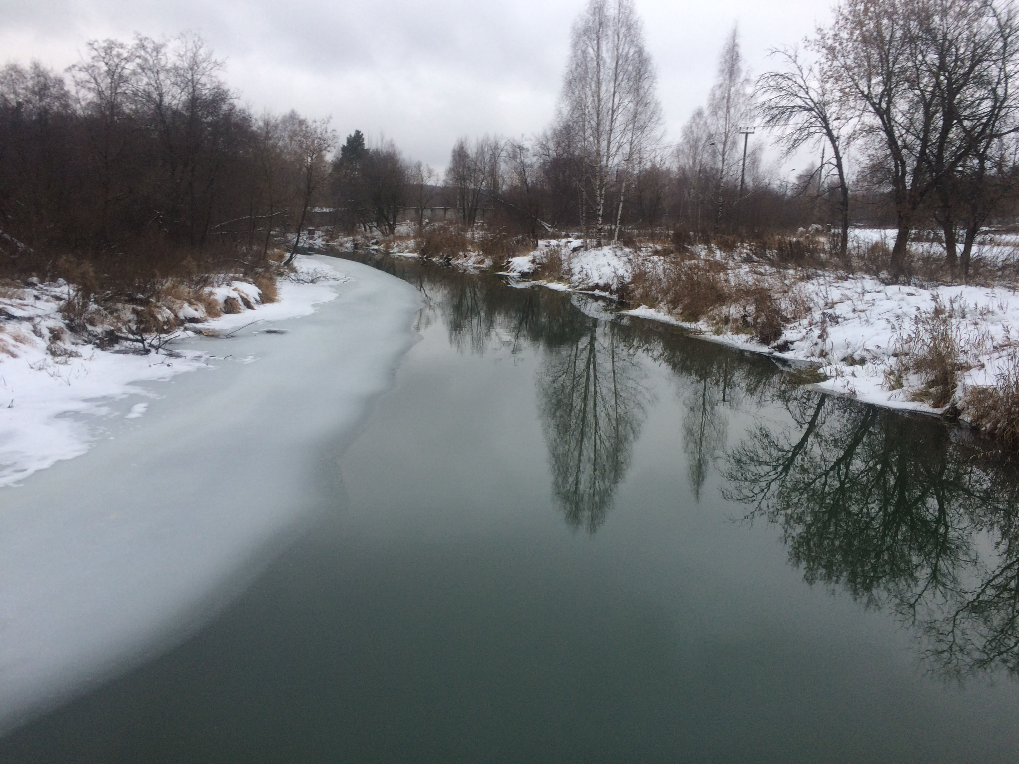 Вид на декабрьскую холодную реку